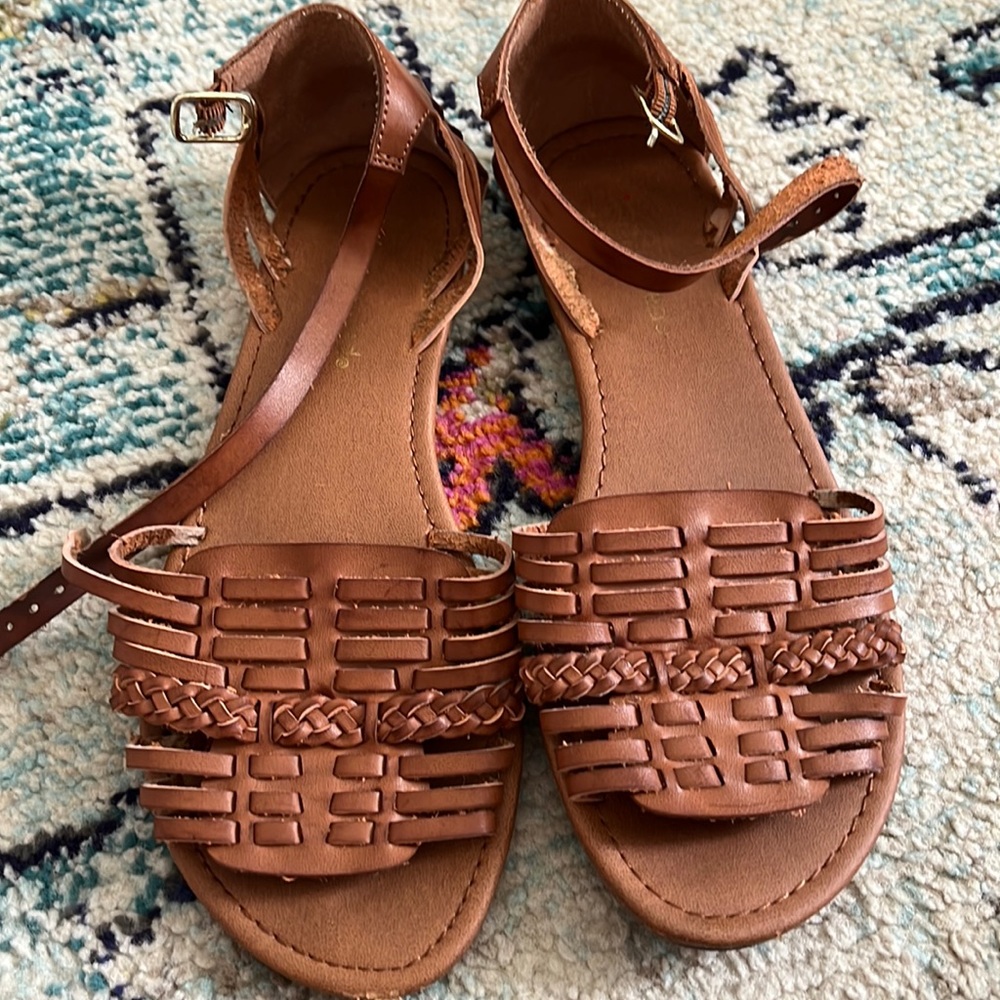 City classified brown sandals